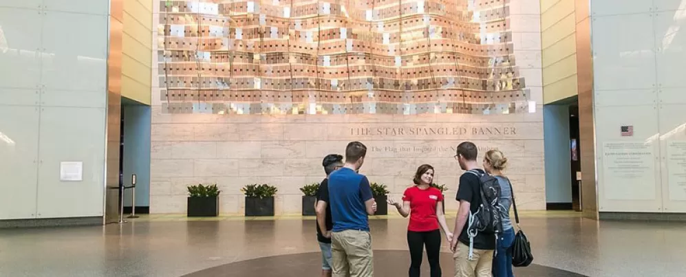 @washingtondcua - Tour guide with group in Smithsonian National Museum of American History - Free museum in Washington, DC